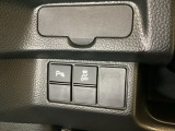 VSA装備車です。VSAはドライバーの操作と車の動きを見守っています。もし車の挙動が乱れたとき、4輪別々にブレーキをかけたり、エンジンパワーをしぼることによって車を安定させます。