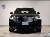 【BMWの伝統-1】BMWの特徴的な&ldquo;キドニーグリル&rdquo;は、80年以上続く伝統の形でございます。変わらないこだわりのデザインが、プレミアムブランド&ldquo;BMW&rdquo;を創り出します。