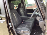 【ベンチシート】運転席と助手席の移動もスムーズ!狭い駐車場での乗り降りや、お子様の乗り降りにも便利です。座席の間にコンソールボックスやドリンクホルダーがないため、車内空間が広く感じます。
