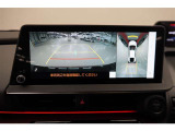 パノラミックビューモニター付きです。車両を上から見たような映像をディスプレイオーディオ画面に表示。運転席からの目視だけでは見にくい、車両周辺の状況をリアルタイムでしっかり確認できます。
