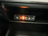 有料道路の料金所をノンストップで通過できる便利なETCが付いています。