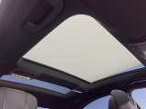 ●サンルーフ:開放感たっぷりの希少装備、サンルーフが装着されています!車内に明かりを取り入れたり景色を楽しむ以外にも、車内の空気も簡単に換気できて快適です!
