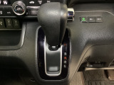 CVT車のセレクトレバーです。低速から高速まで、変速ショックのないスムーズな走りを実現するとともに、エンジン効率のよい領域を維持することで燃費にも貢献します。
