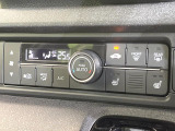 【オートエアコン】一度お好みの温度に設定すれば、車内の温度を検知し風量や温度を自動で調整。暑い&hellip;寒い&hellip;と何度もスイッチ操作をする必要はありません。快適な車内空間には必須の機能ですね♪