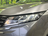 【LEDヘッドライト】悪天候や夜間走行時も良好な視界を確保し安心して運転できる高輝度LEDヘッドライトを装備!点灯速度が早く、消費電力も抑えられています。