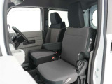 【運転席シート】からだを包みこむような形状でホールド感があります。