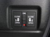運転席の手元で両側スライドドアの開閉操作が可能です。