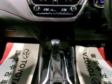 操作しやすいシフトレバーです。オートエアコンもあり快適です!