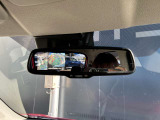 ルームミラーには、上から丸見えアラウンドビューモニターが写るので駐車が苦手な方には便利な装備になりますね♪