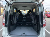 後席シートを全て畳むと、広々とした空間ができます。物が増えたいざという時でも安心です★