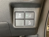 Hondaセンシング用の、VSA(ABS+TCS+横滑り抑制)解除と路外逸脱抑制機能のオンオフスイッチなどはハンドルの右側に装備しています。