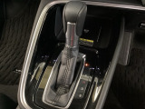 CVT車のセレクトレバーです。低速から高速まで、変速ショックのないスムーズな走りと、エンジン効率のよい領域を維持して燃費にも貢献します。サイドブレーキはスイッチ操作の電子制御パーキングブレーキです。