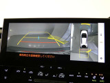 パノラミックビューモニター付きです。車両を上から見たような映像を画面に表示。運転席からの目視だけでは見にくい、車両周辺の状況をリアルタイムでしっかり確認できます。