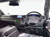 運転席まわりです。 各操作スイッチは使いやすい位置に配置されてます。
