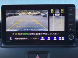 バックギアに入れますとご覧のような画像に自動的に切り替わります。車庫入れ時に役立ちます。