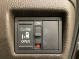 左側電動スライドドアは運転席からでも操作ができるように、ハンドル付近に開閉の操作スイッチが付いています。
