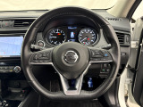 ハンドルには、アクセルペダルを踏まずに定速走行し疲労軽減に貢献するクルーズコントロールと、ハンドルから手を離さずにオーディオを操作できるので安全性がとても上がるステアリングリモコンが付いています!