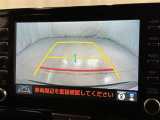 後方の見える安心をお届けするバックガイドモニター付:バックするときのアシストラインもあって楽々バック!車庫入れや縦列駐車をサポートし、苦手な駐車も安心です!今やもう手放せない装備ですネ♪