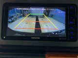 バックモニターで、後方を確認しながら安心して駐車することができます。※カメラが映し出す範囲は限られています。必ず車両周辺の安全を直接確認してください。