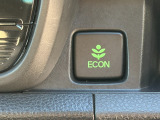 ECONのスイッチがついています。エコモードにすれば、運転の仕方によるロスを抑え込み、燃費良く走行できるように各部を制御します。