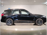 【BMWの伝統-3】BMWのお車は、&ldquo;駆け抜ける歓び&rdquo;を体現しております。走行の安定性とコーナリングの良さを追求し、思い通りにハンドルの操作可能です。