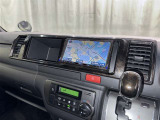 ナビゲーション付です。 ナビがあると便利、ラクラク何処でもいけます。 ナビが有るのと無いのとでは大きな違いですね。