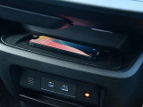 置くだけでスマホを充電できるワイヤレス充電器が付いています。インジケーターで充電を確認できるので便利です。