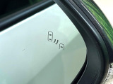 【ブラインドスポットモニター】走行中、ドアミラーの死角になりやすい箇所に後続車が接近するとサイドミラーのレンズに警告を表示!ドライバーに注意喚起をしてくれます。