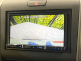 【バックカメラ】駐車時に後方がリアルタイム映像で確認できます。大型商業施設や立体駐車場での駐車時や、夜間のバック時に大活躍!運転スキルに関わらず、今や必須となった装備のひとつです!