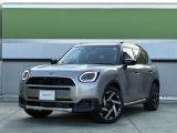 MINIのフロントグリルのデザインはイギリスで生まれた当初から、シルバーのサイドバーが折り重なった伝統的なデザインで御座います。その伝統はBMWのお車になってからでも少しずつ形を変えて守られております