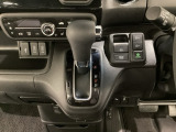 CVT車のセレクトレバーです。低速から高速まで、変速ショックのないスムーズな走りと、エンジン効率のよい領域を維持して燃費にも貢献します。サイドブレーキはスイッチ操作の電子制御パーキングブレーキです。