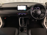 車内は光触媒抗菌消臭施工済です。スタイリッシュなデザインでスポーティなインパネ周りを演出します。グローブボックスやカップホルダーのほかにトレーなどたくさんの収納スペースが付いています。