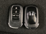 スマートキーを装備しています。鍵を差し込むことなくドアロックの開け閉めと、スタートボタン操作でのエンジンスタートができます。ボタン操作でトランクが開けられる電動テールゲートのボタンもついています。