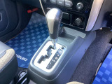シフトの位置はお馴染みのフロア配置。操作ミスが少ないゲート式の4速オートマチック車です。