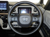 ハンドル左側にはオーディオ操作が出来るオーディオリモートコントロールスイッチ、右側にはHonda SENSINGとオートクルーズコントロールのスイッチを装備!