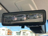 インテリジェント ルームミラー、車両後方のカメラ映像をミラー面に映し出すので、車内の状況や、天候などに影響されずいつでもクリアな後方視界が得られます。