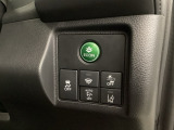 Hondaセンシング用の、VSA(ABS+TCS+横滑り抑制)解除と路外逸脱抑制機能のオンオフスイッチなどはハンドルの右側に装備しています。燃費に役立つECONボタンもここです。