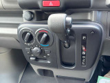 マニュアルエアコン装備★シフトレバーもシンプルで操作性が良い♪