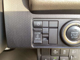 電動スライドドアのスイッチがあります。運転席に座ったままスライドドアの操作ができます。
