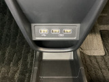 セレクトレバーの下に、スマートフォンなどの充電可能なUSB端子が2個、音源などの外部入力の可能なUSB端子が1個ついています。移動中に充電もできるので便利です。