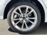 17インチ純正アルミホイール装備 全車両に標準装備の純正アルミホイールは、純正ならではのバランスの良いデザインと、走行安定性をお楽しみ頂けます。