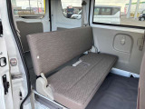 後部座席にも2名座ることができます!