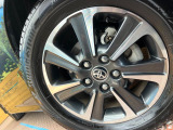 【純正16インチアルミホイール】外観にマッチした純正アルミホイールを装着しております。各種社外アルミホイールや、スタッドレスタイヤも取扱いしております。是非ご相談ください♪