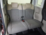 2列目シートは座面がフラットになっており、乗り降りがしやすくなっております。