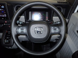 ハンドル左側にはオーディオ操作が出来るオーディオリモートコントロールスイッチ、右側にはHonda SENSINGとオートクルーズコントロールのスイッチを装備!