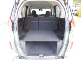 大容量のカーゴスペースは仕切り板があって、上下2段に荷物を収納することができます♪
