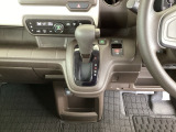 足元スッキリ、インパネシフトです。パーキングブレーキは電子制御パーキングブレーキタイプなので、運転席と助手席の間がスッキリしています。