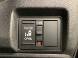 左側電動スライドドアは運転席からでも操作ができるように、ハンドル付近に開閉の操作スイッチが付いています。