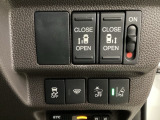 両側電動スライドドアは運転席から操作ができるよう、操作スイッチが付いています。Hondaセンシング用のVSA(ABS+TCS+横滑り抑制)解除と路外逸脱抑制機能のオンオフスイッチなどがあります。