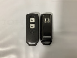 スマートキーを装備しています。鍵を差し込むことなくドアロックの開け閉めと、スタートボタン操作でのエンジンスタートができます。スペアキーも同じものを用意しております。